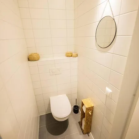 Tastefully 2 Bedroom Serviced 76m2 -kb22- Rotterdam